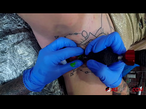 ❤️ Äärimmäisen tatuoitu hottie Sully Savage sai tatuoinnin klitorikseen Seksivideo at fi.porno-fuq.ru